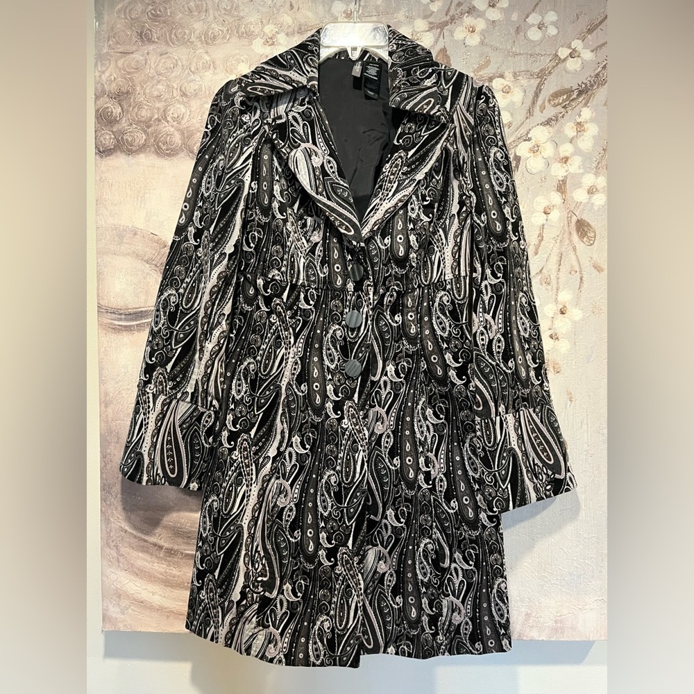 Elevate Your Look with the Bisou Bisou Silver Black Paisley Jacket